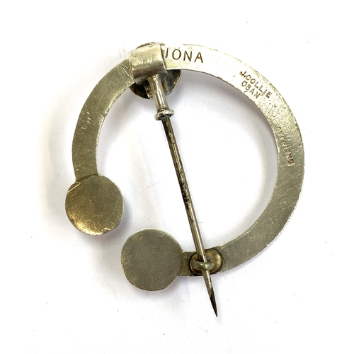 42 - A Scottish Iona silver penannular brooch with hammered finish by John Collie, Oban, 4.5cmD, 15.4g