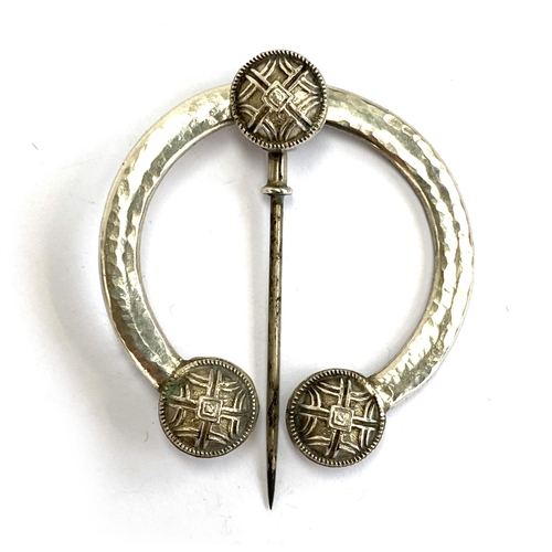 42 - A Scottish Iona silver penannular brooch with hammered finish by John Collie, Oban, 4.5cmD, 15.4g