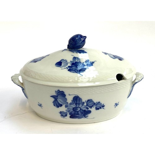 227 - Royal Copenhagen lidded tureen pattern No. 8172 31cmW the lid with lemon finial