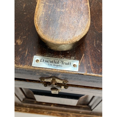 417 - A vintage Rosenthal-Truitt shoe shine box together with two 100% horse hair brushes