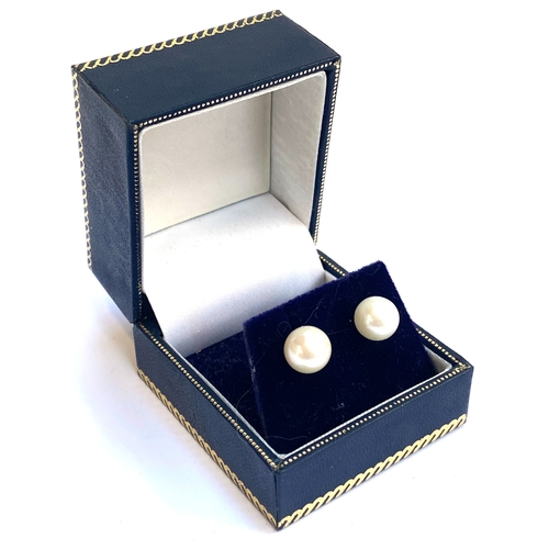 62 - A pair of 9ct gold and cultured pearl stud earrings, the pearls 0.8cmD