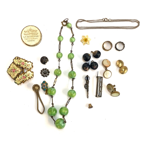 63 - A mixed lot of jewellery and components to include gilt metal hair clip; half an enamel buckle decor... 