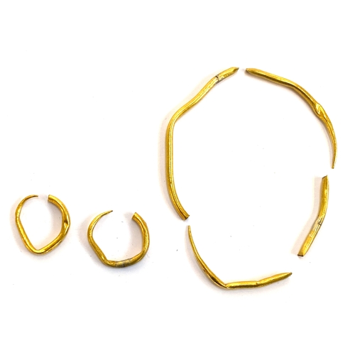 75 - A quantity of broken gold tube/chain, tests as 18ct or higher, 5.6g gross weight