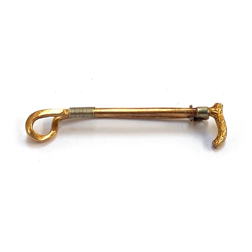 85 - An Edwardian 15ct gold brooch in the form of a riding whip, 4.3cmL, 3.4g