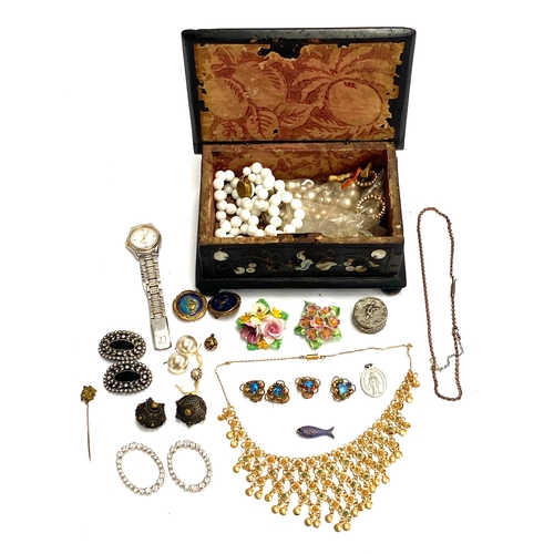 120 - A small lot of costume jewellery to include Italian white metal trinket pot; Eastern style gilt meta... 