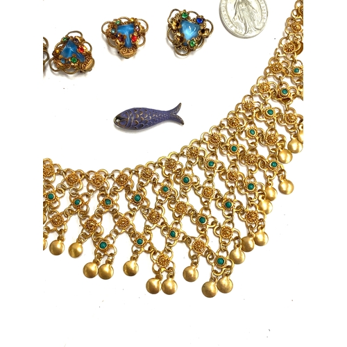 120 - A small lot of costume jewellery to include Italian white metal trinket pot; Eastern style gilt meta... 