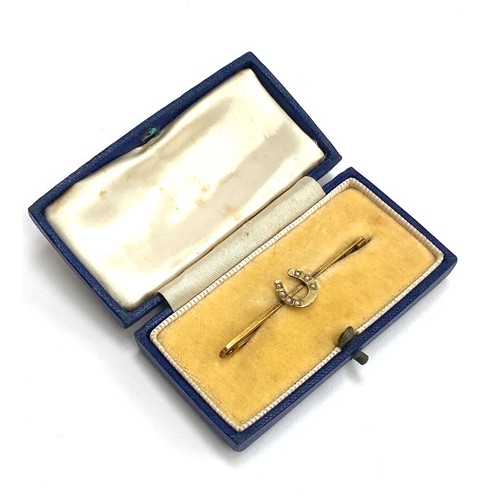 70 - An 9ct gold horseshoe bar brooch set with seed pearls, 2g