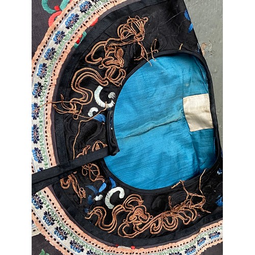 2222 - A late 19th/early 20th century Chinese silk robe, embroidered in satin stitch and Peking knot with p... 