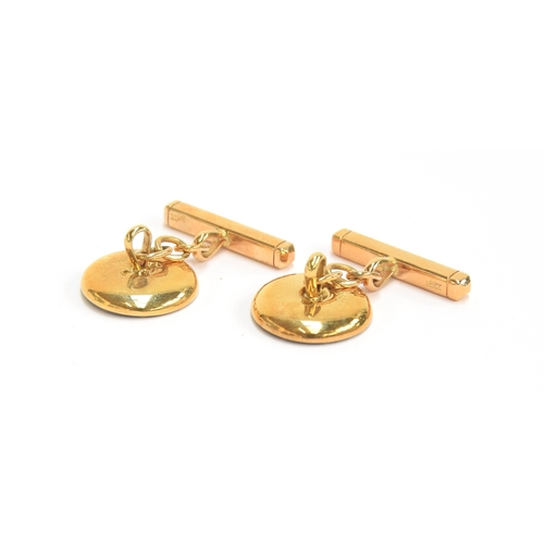 30 - A pair of Art Deco 18ct gold, mother of pearl and black enamel 'button' cufflinks, the panels 1.4cm ... 