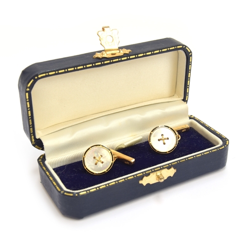 30 - A pair of Art Deco 18ct gold, mother of pearl and black enamel 'button' cufflinks, the panels 1.4cm ... 