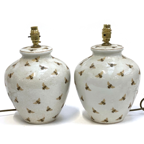 526 - Interior design interest: a pair of India Jane ceramic table lamps decorated with bees, 26cmH