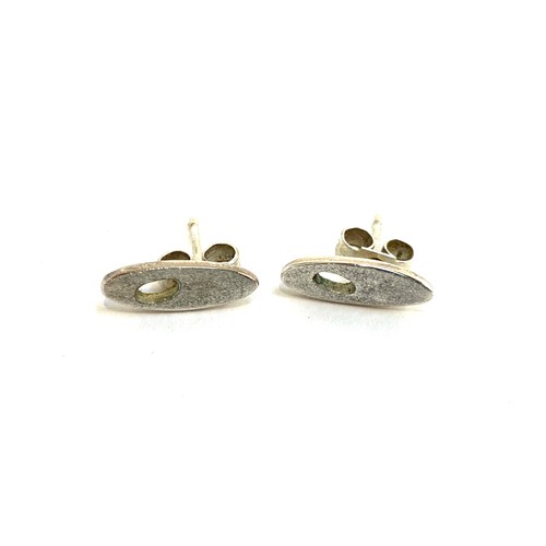 11 - A pair of contemporary 925 silver Modernist stud earrings, 1.4g