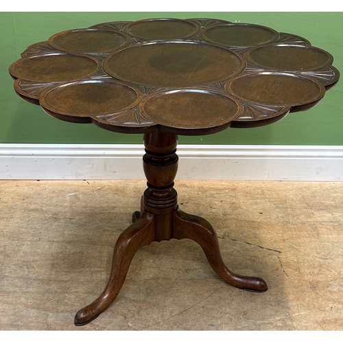1187 - A mahogany tilt-top table with scalloped top in 18th century taste, early 20th century, on turned co... 
