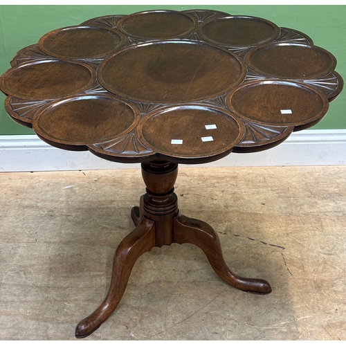 1187 - A mahogany tilt-top table with scalloped top in 18th century taste, early 20th century, on turned co... 
