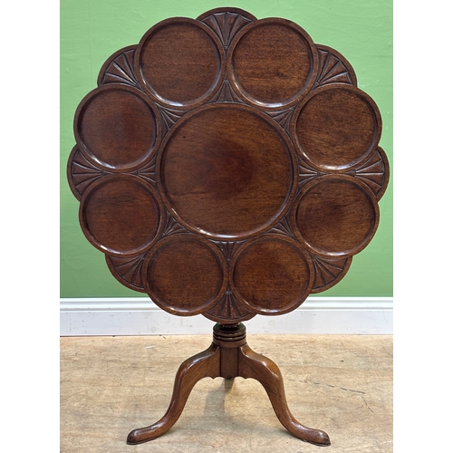 1187 - A mahogany tilt-top table with scalloped top in 18th century taste, early 20th century, on turned co... 