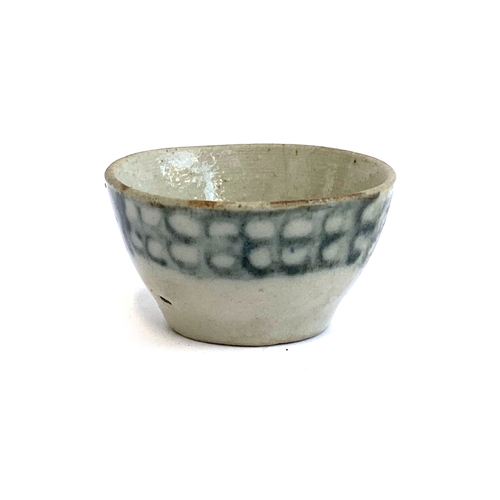 291 - A very small antique Chinese porcelain cup, possibly Tek Sing cargo, approx. 4.3cmD