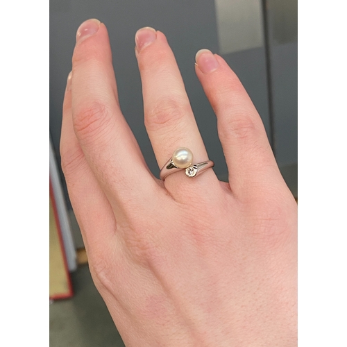 30 - A 14ct white gold, diamond and pearl crossover ring, the pearl 8mmD, size M, 4g