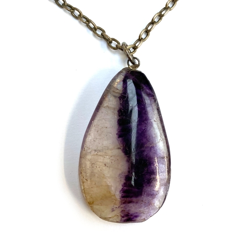 35 - A Derbyshire Blue John drop pendant, 3.6cmL, on a silver chain, the chain weighing 8g, in original b... 