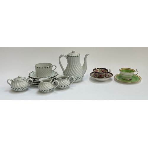 257 - A mixed lot of ceramics to include: Haviland Limoges part coffee service, clover pattern, coffee pot... 