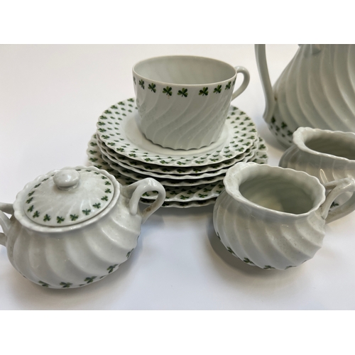 257 - A mixed lot of ceramics to include: Haviland Limoges part coffee service, clover pattern, coffee pot... 