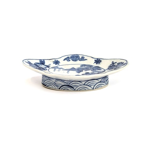 270 - An early 20th century blue and white footed fish of quatrefoil form, with central scene, 15cmW