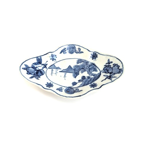 270 - An early 20th century blue and white footed fish of quatrefoil form, with central scene, 15cmW