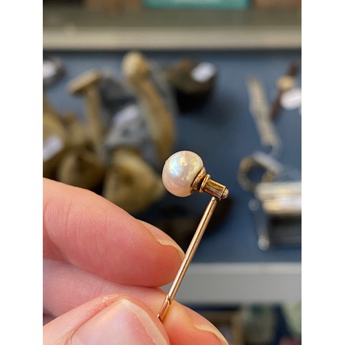 7 - A Victorian gold and pearl stickpin, the 8mm pearl likely natural, 2.4g