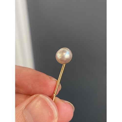 7 - A Victorian gold and pearl stickpin, the 8mm pearl likely natural, 2.4g