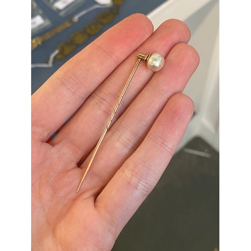 7 - A Victorian gold and pearl stickpin, the 8mm pearl likely natural, 2.4g