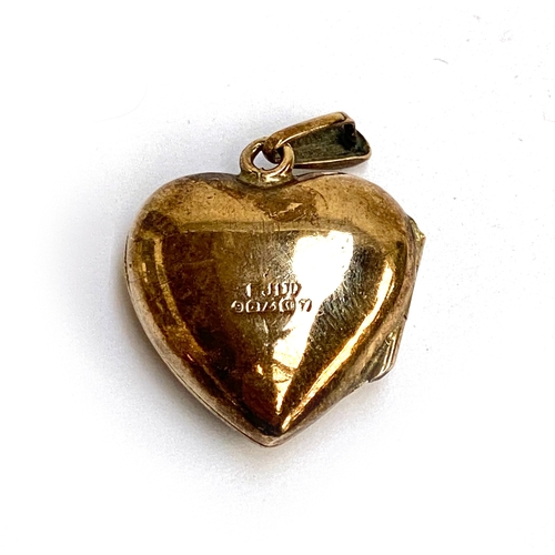 17 - A 9ct gold heart shaped locket with engraved decoration, 1.6cmW, 2.8g