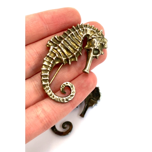 3 - A pair of silver seahorse brooches, 5.3cmL, gross weight 25g