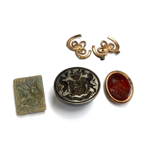 5 - A Georgian gold cased seal (af), the carnelian intaglio carved with a Grecian soldier; together with... 