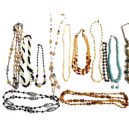 51 - A group of vintage beaded necklaces, one with 9ct gold barrel clasp, to include Venetian glass beads... 