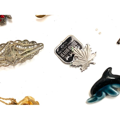 8 - A mixed lot of costume jewellery to include Boyd Bond silver maple leaf brooch; faux pearls etc