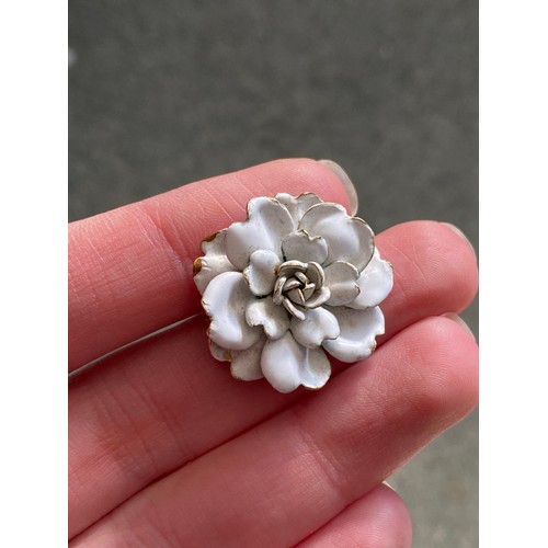 15 - A late 19th/early 20th century gold and enamel brooch in the form of a white peony, unmarked but tes... 