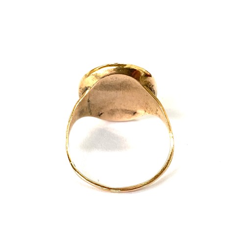 1 - A Georgian gold mounted cameo ring, the glass cameo depicting a woman in profile facing right, glaze... 
