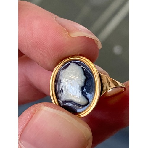 1 - A Georgian gold mounted cameo ring, the glass cameo depicting a woman in profile facing right, glaze... 