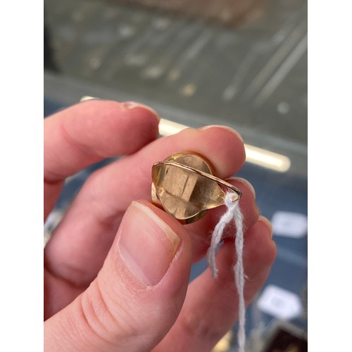 1 - A Georgian gold mounted cameo ring, the glass cameo depicting a woman in profile facing right, glaze... 