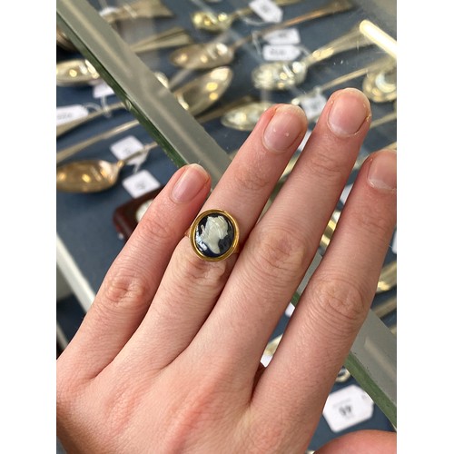 1 - A Georgian gold mounted cameo ring, the glass cameo depicting a woman in profile facing right, glaze... 
