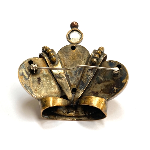 31 - A 1950s Joseff of Hollywood gilt metal 'Queen for a Day' crown brooch set with a cushion cut paste, ... 