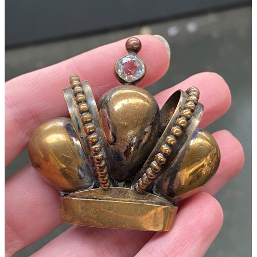 31 - A 1950s Joseff of Hollywood gilt metal 'Queen for a Day' crown brooch set with a cushion cut paste, ... 