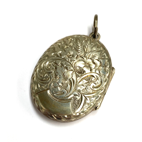 40 - A Victorian silver engraved oval locket, one side decorated with a star, the other foliate, 3.2cmL, ... 