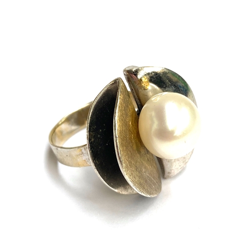 54 - A Modernist 925 silver and silver gilt ring set with a cultured pearl, stamped 925, size Q 1/2, 11.8... 