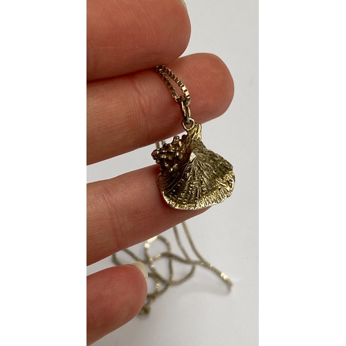 60 - A 925 silver conch shell pendant, 1.8cmW, on a silver chain, 39cmL unclasped, 6g