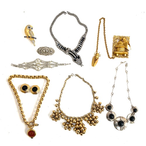 103 - A quantity of costume statement necklaces, to include a heavy gold tone chain with a Carnelian style... 