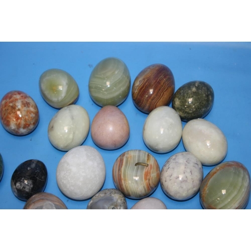 101 - A COLLECTION OF ONYX STYLE AND OTHER EGGS