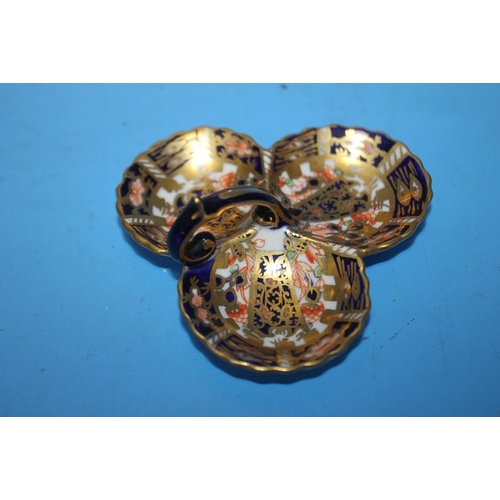 112 - A ROYAL CROWN DERBY IMARI PATTERN PLATE APPROX. 27 CM X 24 CM TOGETHER WITH A MINIATURE TREFOIL DISH