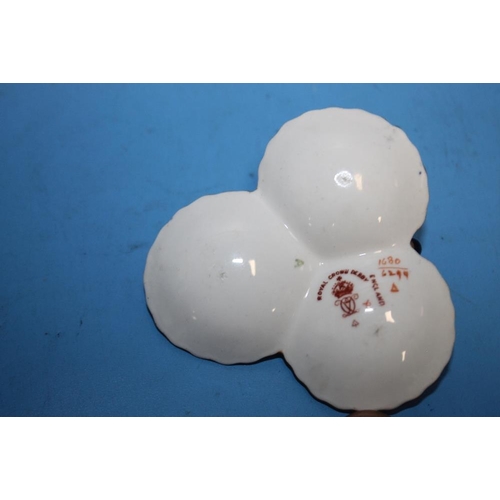 112 - A ROYAL CROWN DERBY IMARI PATTERN PLATE APPROX. 27 CM X 24 CM TOGETHER WITH A MINIATURE TREFOIL DISH