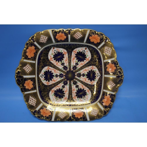 112 - A ROYAL CROWN DERBY IMARI PATTERN PLATE APPROX. 27 CM X 24 CM TOGETHER WITH A MINIATURE TREFOIL DISH