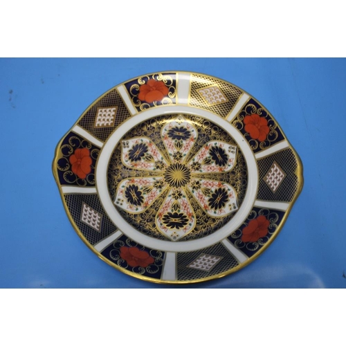 122 - TWO ROYAL CROWN DERBY 'IMARI' PATTERN PLATES, ONE APPROX. 26 X 24 CM, THE OTHER 22 X 22CM  (2)